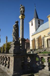 Soubor barokních soch před Kostelem svatého Jiří v Kunčině