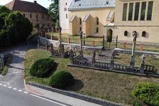 Soubor barokních soch před Kostelem svatého Jiří v Kunčině