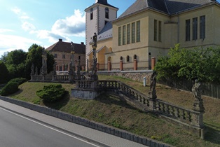 Soubor barokních soch před Kostelem svatého Jiří v Kunčině